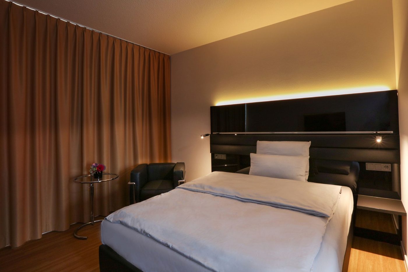Komfortzimmer mit Boxspringbett und Sitzecke