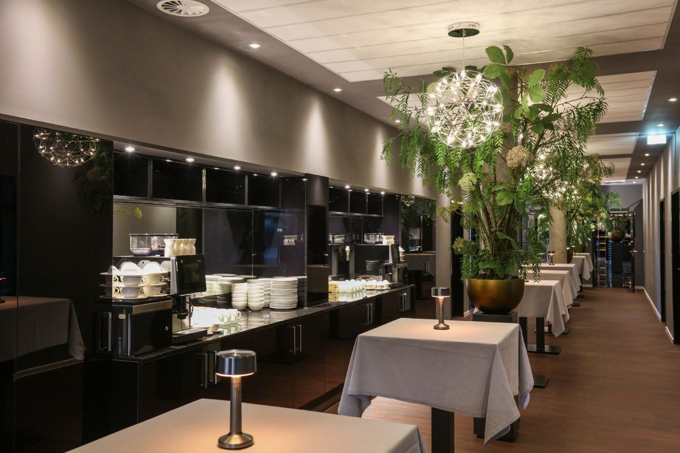 Frühstücksbereich mit Buffet und Stehleuchten