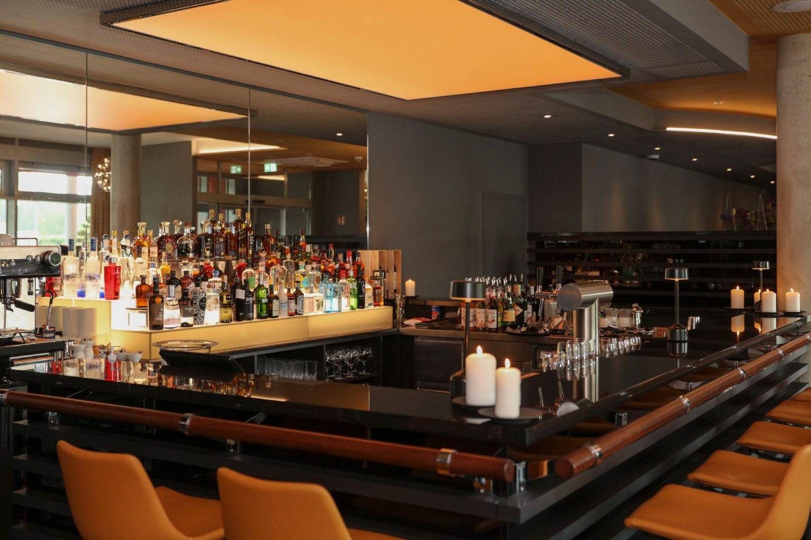 Bar des Restaurants THE BRIDGE mit Kerzenlicht